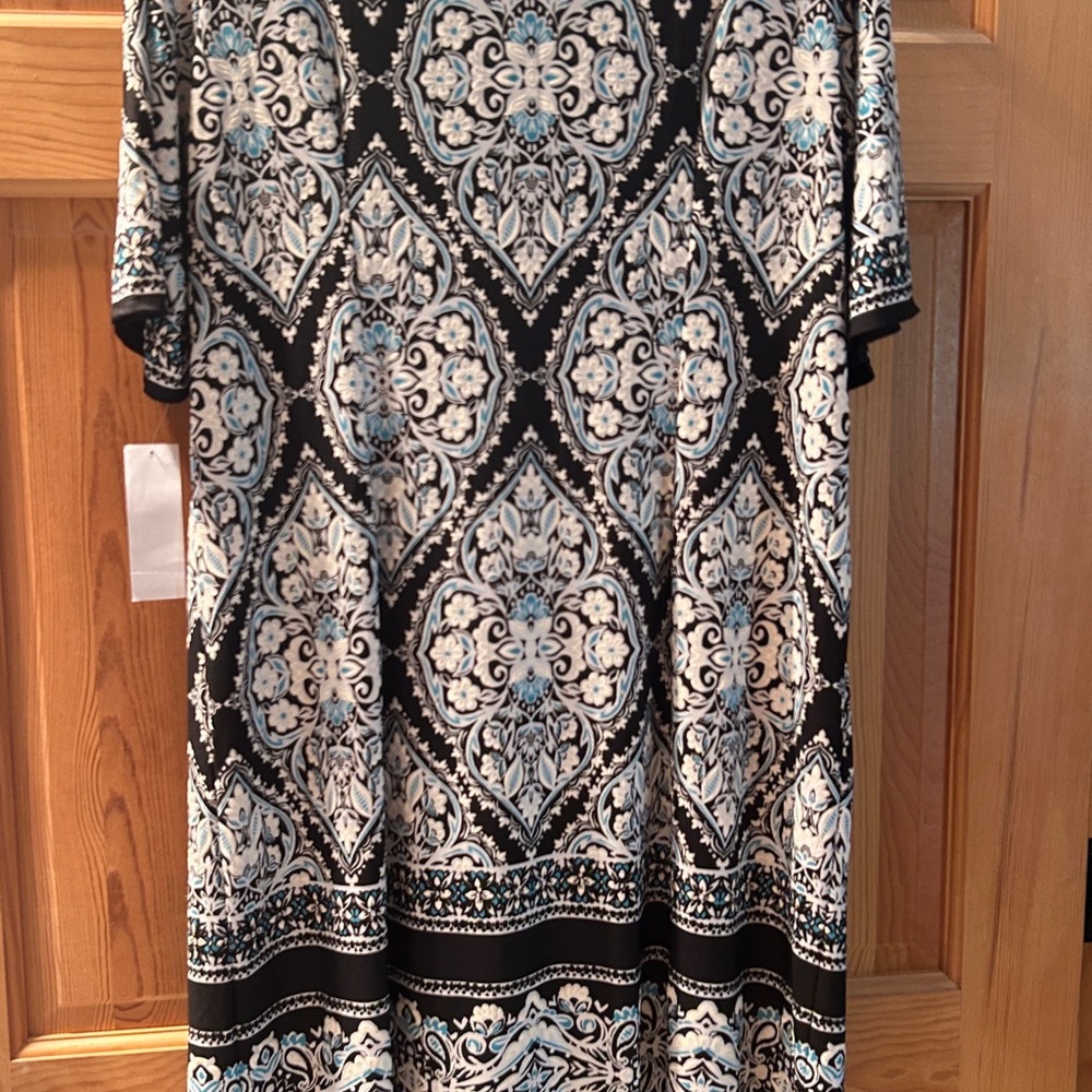 Black and White Boxy Tunic shift dress with Three-Quarter Sleeves - Picture 3 of 6